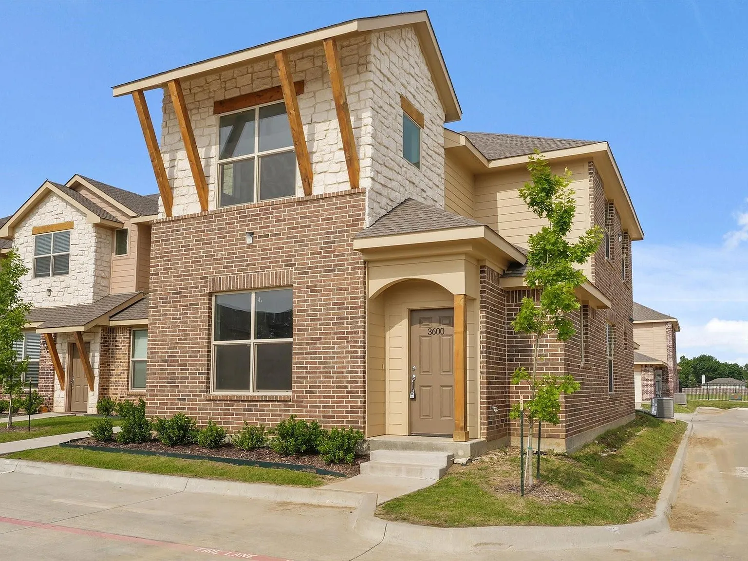 3 bed, 2.5 bath, 1888 sqft, $2,350 — Photo 2