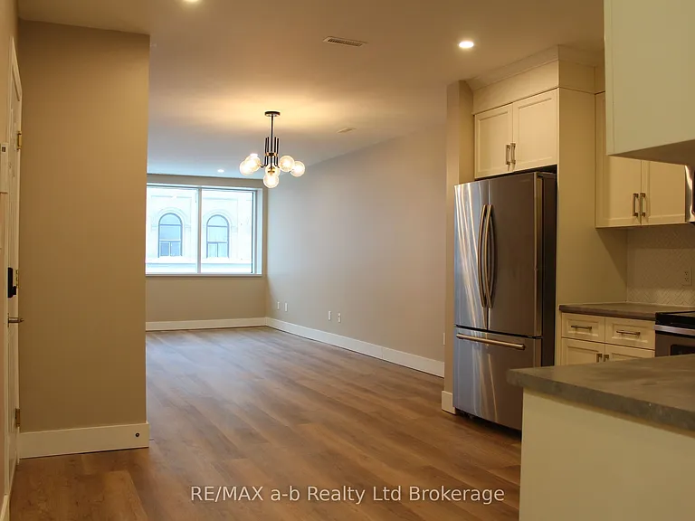 391 Dundas St #2 — Photo 4