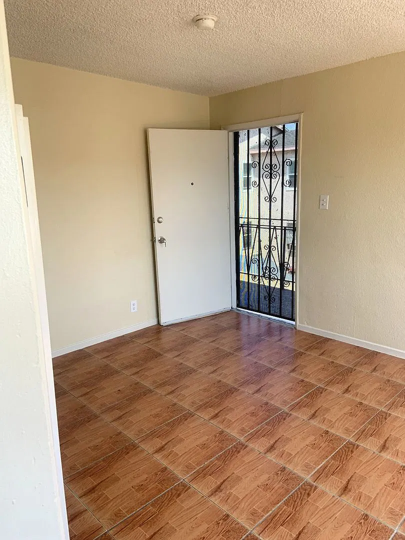 11418 S Main St-Unitan — Photo 2
