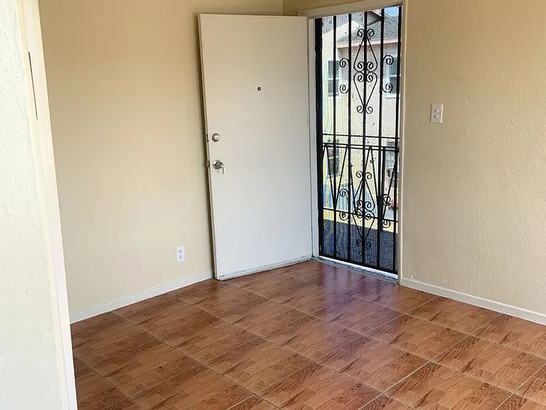 11418 S Main St — Photo 2