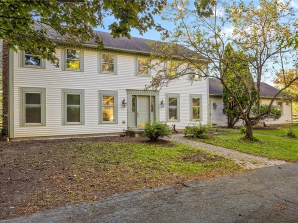 11 Old Brook Trl, Honeoye Falls, NY 14472