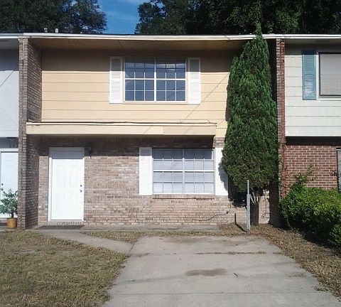 Front yard with driveway and additional parking
