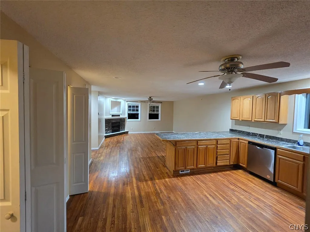3 bed, 2.0 bath, 1200 sqft, $1,500 — Photo 3