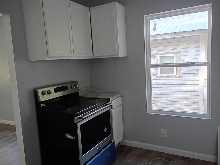 913 Royal Ave — Photo 13