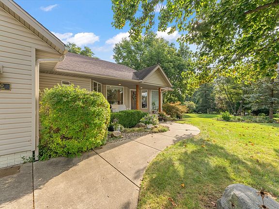 2nd image of 2000 Spruce Ln
