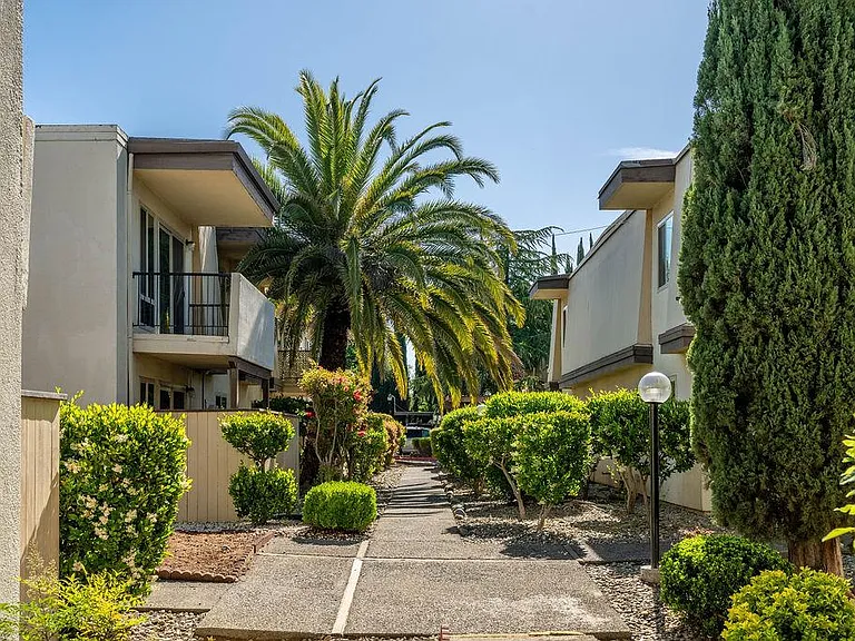 Marconi Gardens East — Photo 8