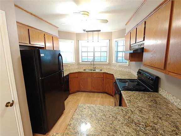 4th image of 3205 Dallis Dr