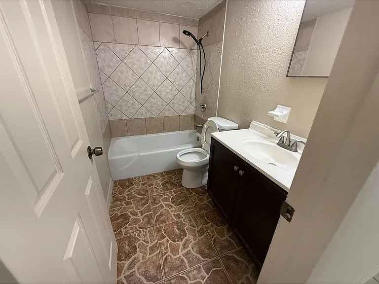 2325 Crawford St — Photo 9