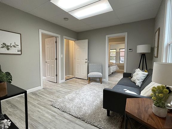 4th image of 207 20th Ave NE #1