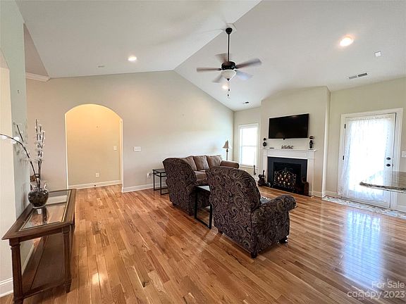 5th image of 111 Castle Pines Ln