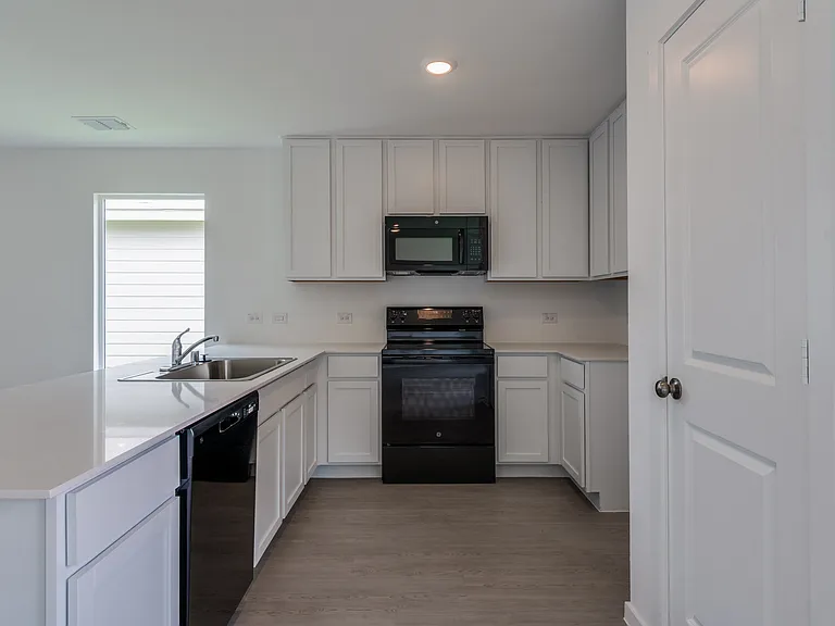 538 Montclair Ave — Photo 2