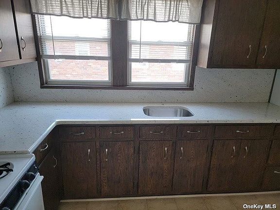 2nd image of 24 Adelaide St #2