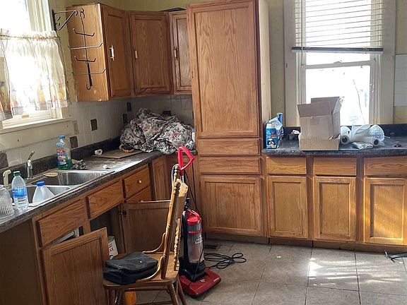 4th image of 405 Pine St