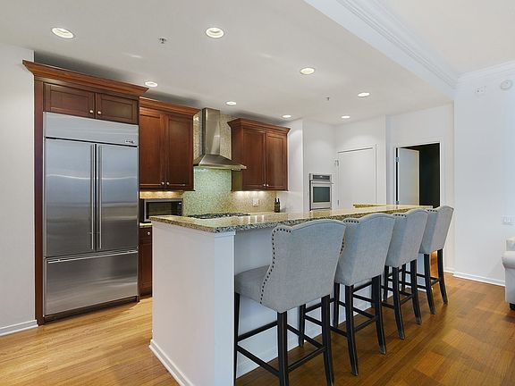 5th image of 500 W Superior St Unit 2010