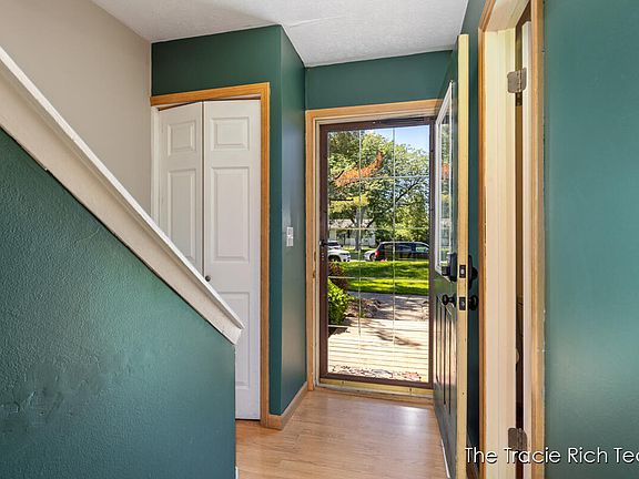 4th image of 2670 Ridgecroft Dr SE