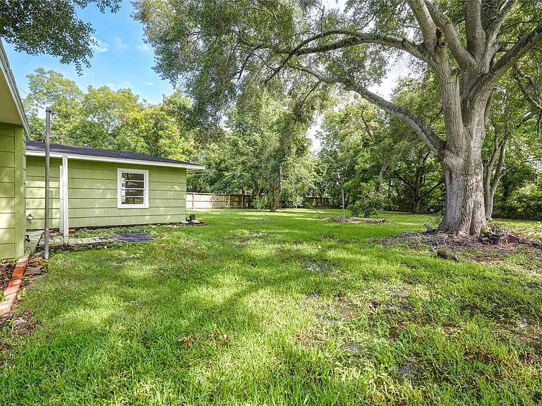 1319 Elm St — Photo 45