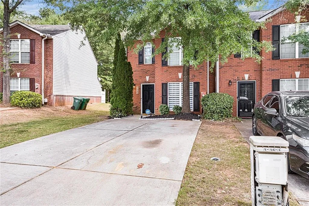 3 bed, 2.5 bath, 1560 sqft, $1,799 — Photo 2