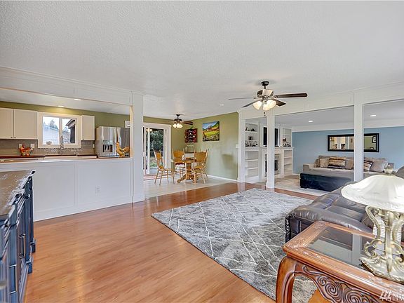 Open & inviting living space. 