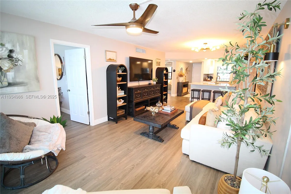 Building Photo - 7370 S Ocean Dr #715