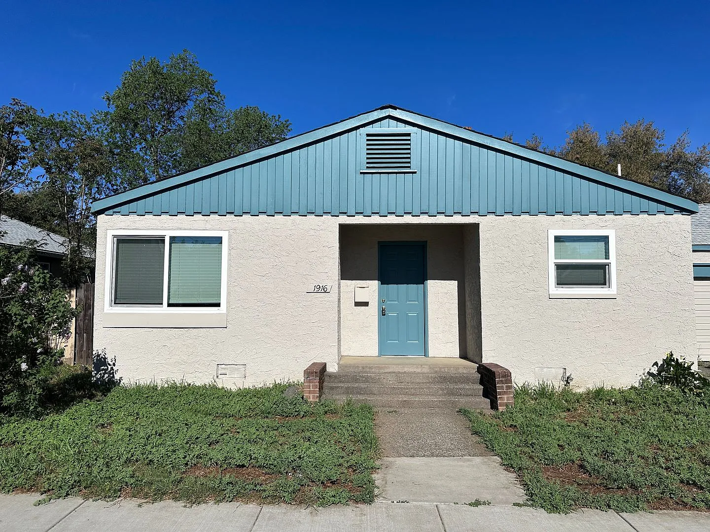 Downtown Duplex with One Car Garage and Fenced Backyard — Photo 1