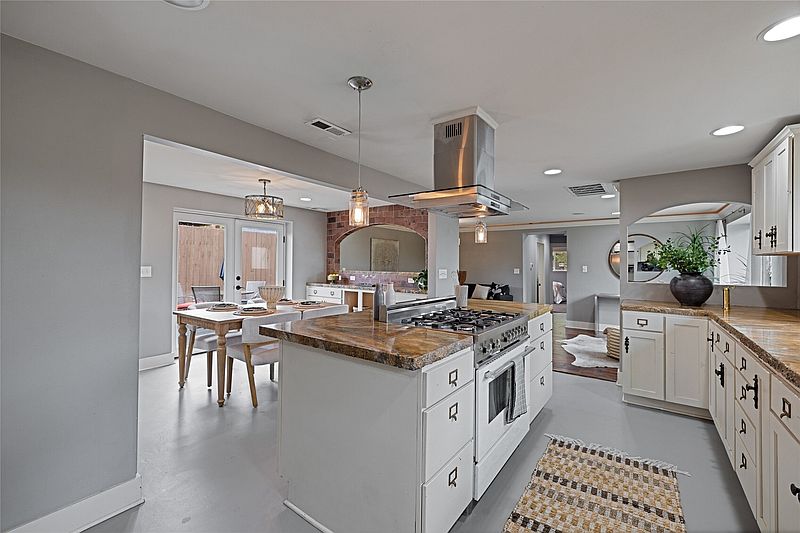 4th image of 2902 N Orchard