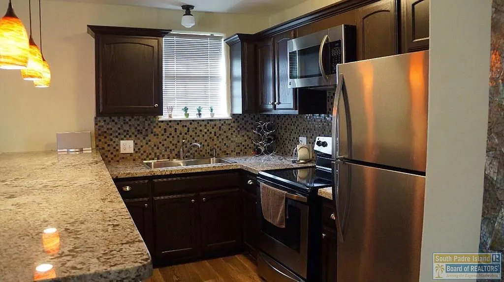 2 bed, 2.0 bath, 2052 sqft, $2,200 — Photo 4