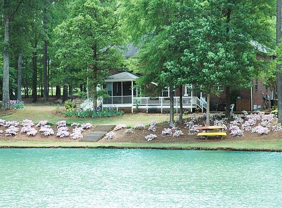 3rd image of 104 Blue Heron Ct