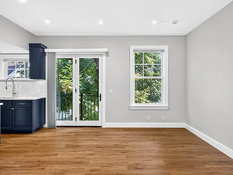 Kitchen / Juliette Balcony