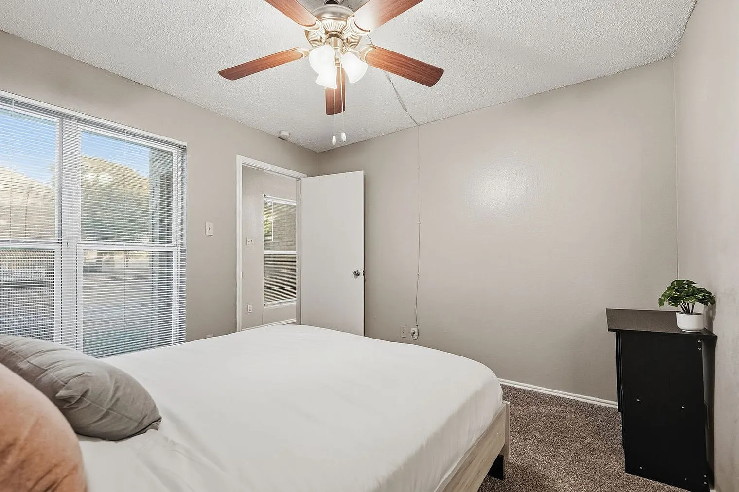 2 bed, 1.5 bath, 9515 sqft, $1,582 — Photo 4