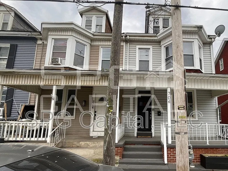 3 bed, 1.0 bath, 1270 sqft, $1,425 — Photo 1