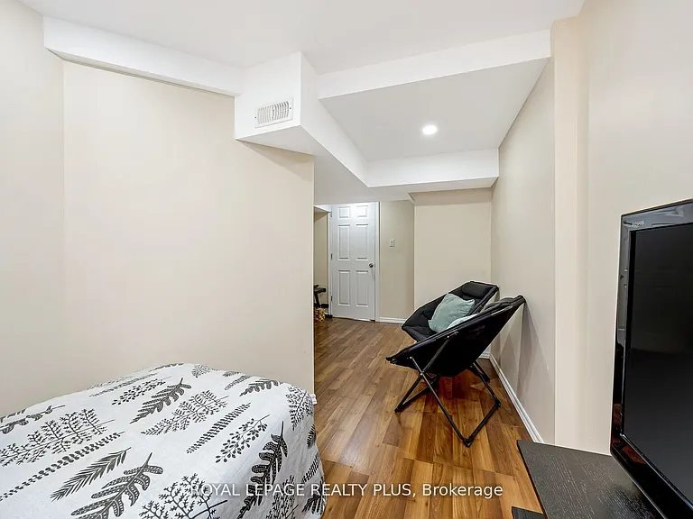 1542 Gainer Cres — Photo 37