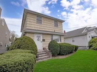 32 Elizabeth St, Farmingdale, NY 11735