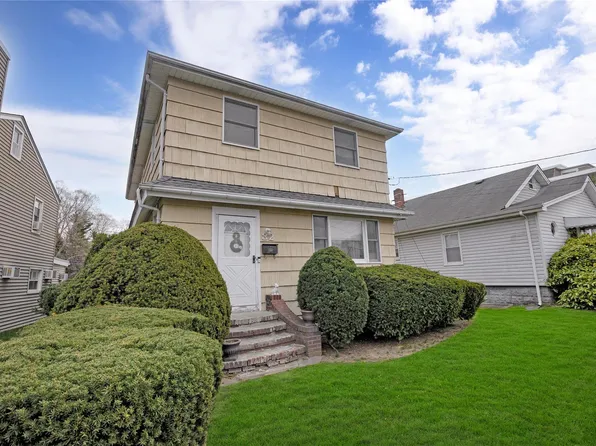 32 Elizabeth Street, Farmingdale, NY 11735