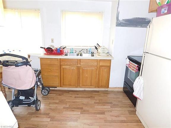 3rd image of 370 The Brooklands Ave