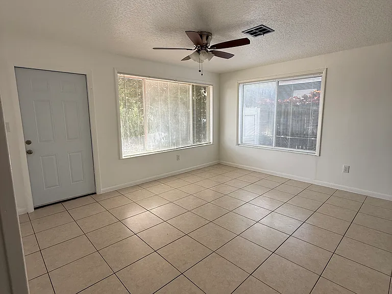 549 Jennings Ave — Photo 16