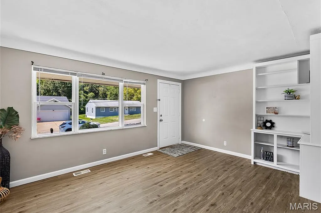 3 bed, 1.0 bath, 912 sqft, $2,295 — Photo 4