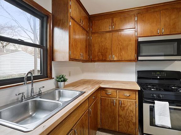 2nd image of 2712 W 72nd St