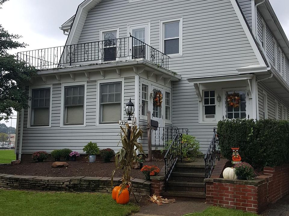 Great balcony and beautifully maintained yard.