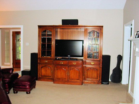 4th image of 106 Silver Lace St