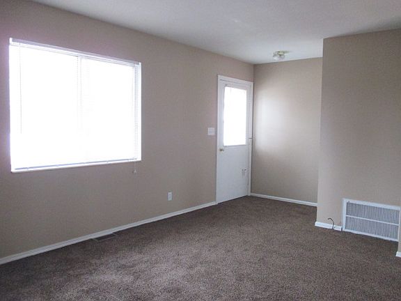 3rd image of 5966 Roseland Ave