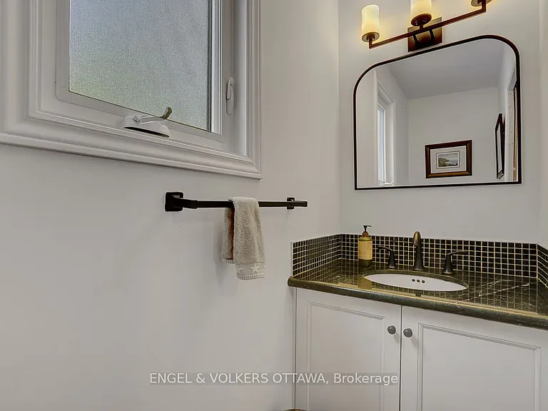 516 Buchanan Cres — Photo 20