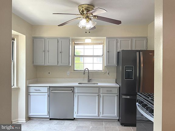 4th image of 961 Central Hills Ln
