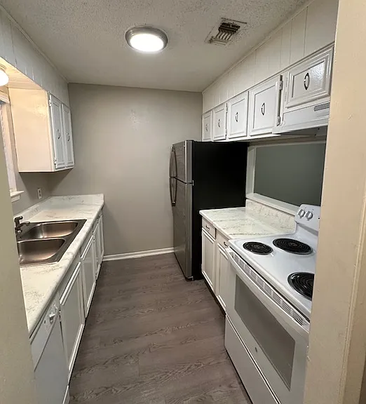 Camelot Apartments — Photo 30