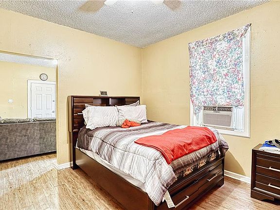 5th image of 611-13 Richard St