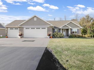 1527 Woods Edge Ln, Neenah, WI 54956