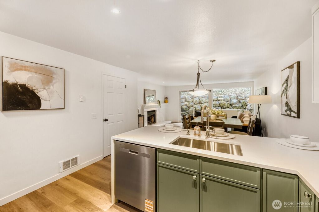 Apartment in Edmonds - View 3