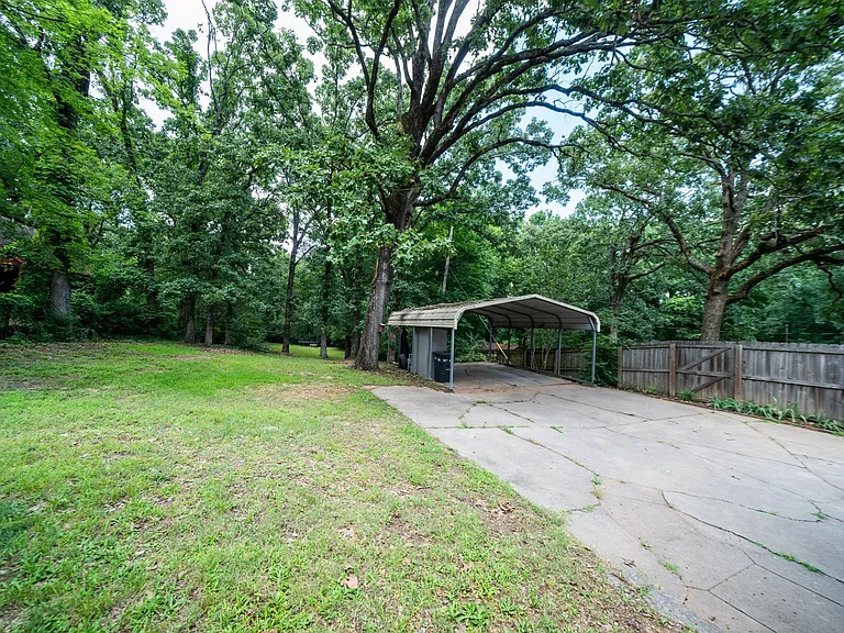 1431 Skyline Dr N — Photo 8