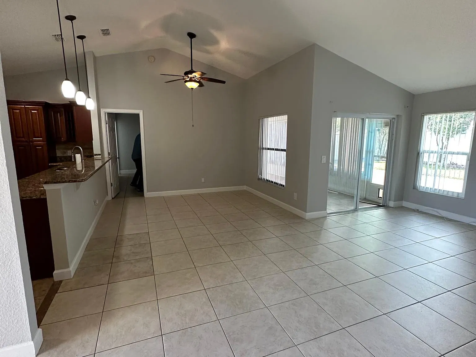 3 bed, 1405 sqft, $2,100 — Photo 3