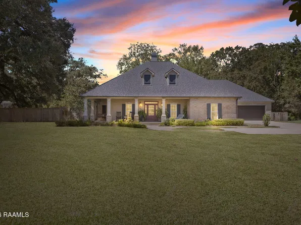 121 Riverway Dr, Youngsville, LA 70592