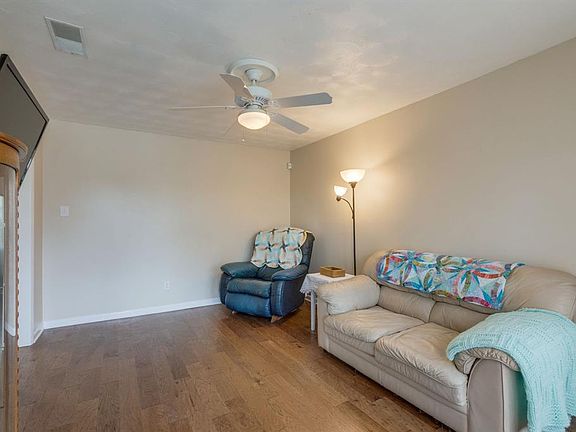 4th image of 723 Pebble Creek Ln